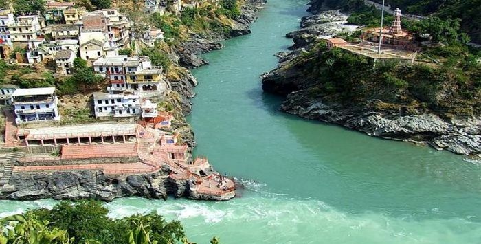 Sungai Alaknanda dan Sungai Bhagirathi di Devprayag, India