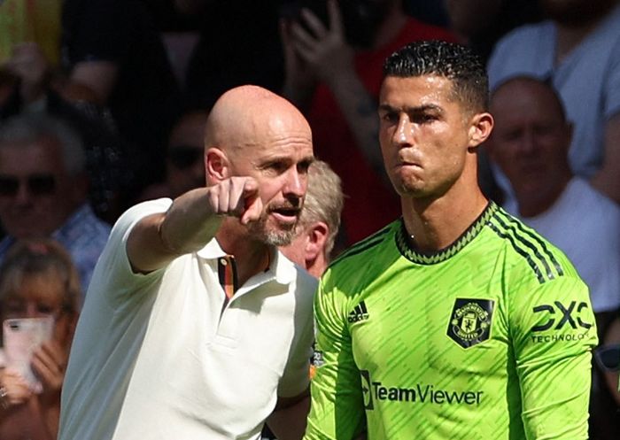 Erik ten Hag berbicara kepada Cristiano Ronaldo dalam laga Liga Inggris antara Southampton vs Manchester United di St Mary's (27/8/2022).