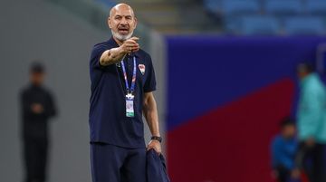 Pelatih timnas U-23 Irak, Radhi Shenaishil, memberi arahan kepada anak-anak asuhnya saat pertandingan menghadapi Thailand pada babak penyisihan grup Piala Asia U-23 2024 di Stadion Al-Janub, Doha, Qatar, 16 April 2024.