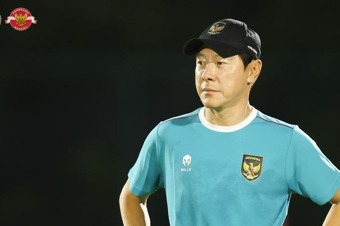 Shin Tae-yong, sedang memimpin sesi pemusatan latihan Timnas Indonesia jelang FIFA Matchday di Surabaya, Jawa Timur.