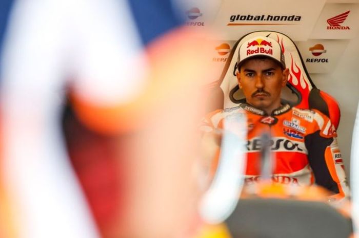 Pembalap Repsol Honda, Jorge Lorenzo, ketika sedang mempersiapkan diri sebelum berlaga pada MotoGP Inggris 2019 pada Minggu (25/8/2019)