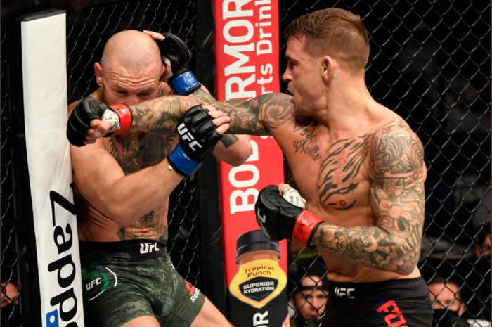 Conor McGregor (kiri) ditekan oleh Dustin Poirier pada UFC 257 di Etihad Arena, Abu Dhabi, UEA, 24 Januari 2021.