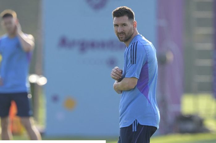 Lionel Messi dalam sesi latihan jelang laga Piala Dunia 2022 antara timnas Argentina vs Arab Saudi di Qatar University Training Centre (21/11/2022). Inset: Mata kaki Messi yang diduga membengkak.