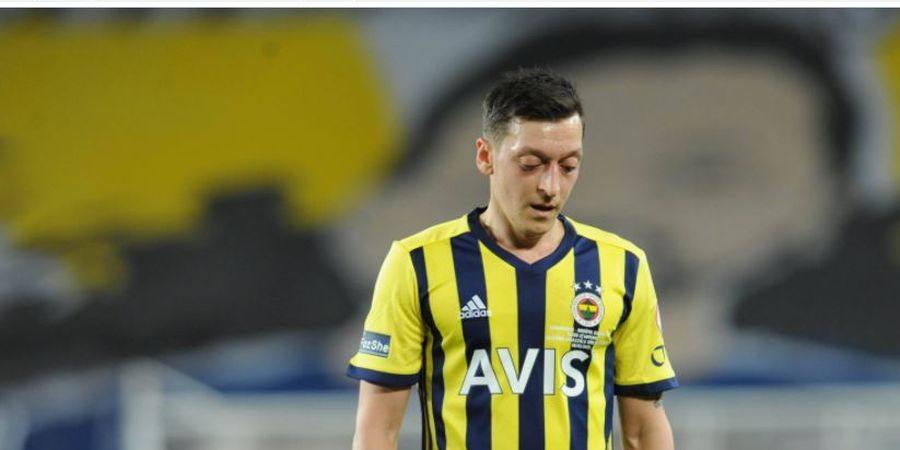 Didepak dari Fenerbahce, Oezil Langsung Mendarat di Klub Rival