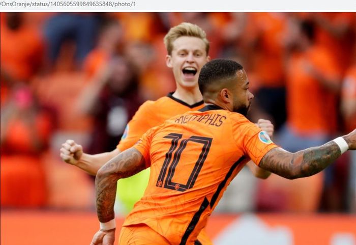 Penyerang timnas Belanda, Memphis Depay, merayakan gol ke gawang timnas Austria dalam laga Grup C EURO 2020 di Stadion Johan Cruijff ArenA, Kamis (17/6/2021).
