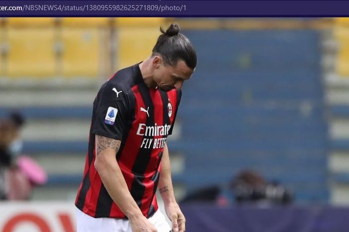 Bomber AC Milan, Zlatan Ibrahimovic, diusir wasit dalam laga melawan Parma di Stadion Ennio Tardini pada pekan ke-30 Liga Italia, Sabtu (10/4/2021). 