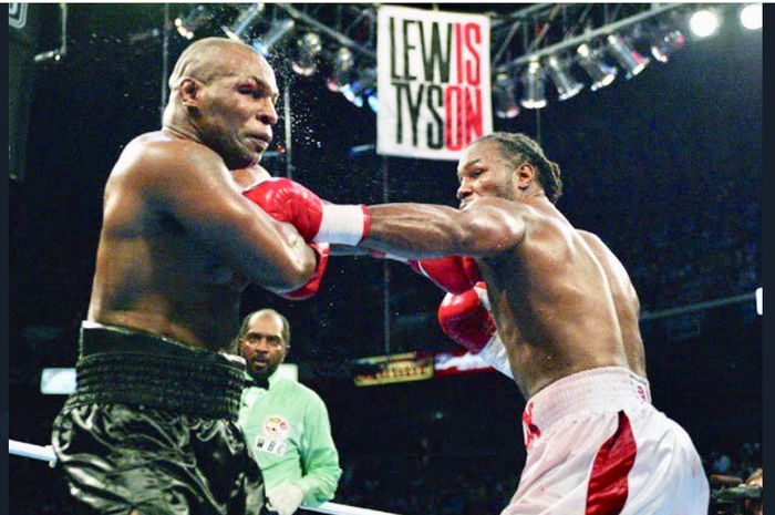 Pertarungan Mike Tyson (kiri) vs Lennox Lewis (kanan) terjadi pada 8 Juni 2002. Dalam duel itu, Lewis menjadi pemenang atas Tyson.