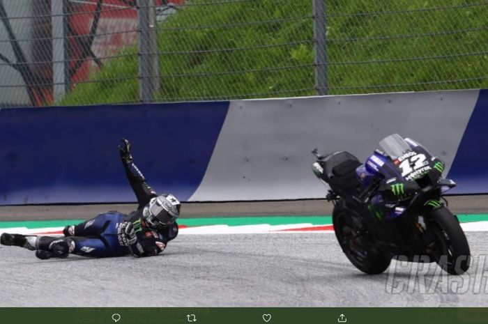 Momen saat Maverick Vinales terjatuh dari motornya saat balapan MotoGP Styria 2020.