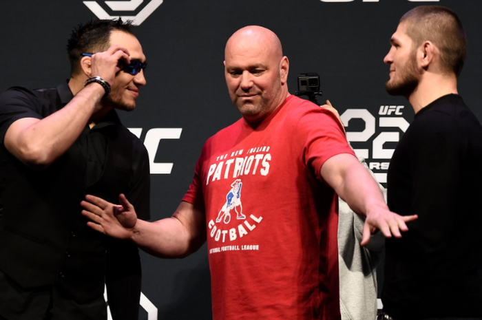 Khabib Nurmagomedov (kiri), Dana White (tengah), dan Tony Ferguson (kanan) saat melakoni staredown.