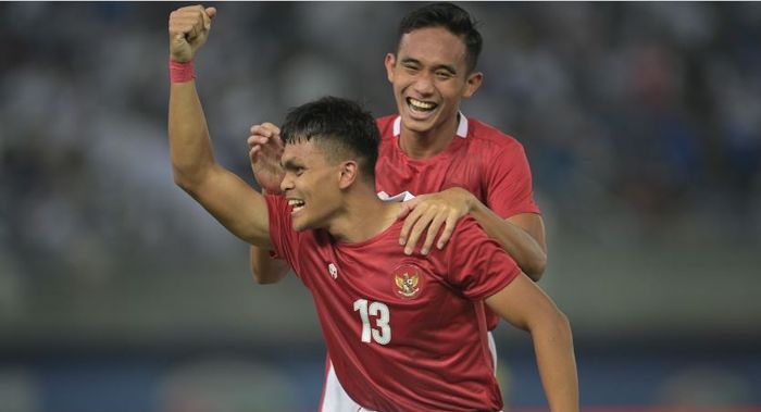 Selebrasi Rachmat Irianto dan Rizky Ridho saat Timnas Indonesia mencatatkan kemenangan 2-1 atas Kuwait dalam laga perdana grup A Kualifikasi Piala Asia 2023 di Jaber Al-Ahmad International Stadium, Kuwait City, pada Rabu (8/6/2022). 