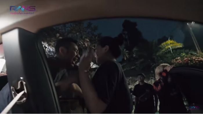 Eskpresi kesal Gigi karena tidak tahu Raffi membuat prank