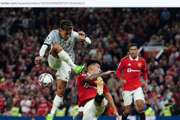 Dua bek tengah andalan baru Manchester United, Lisandro Martinez dan Raphael Varane, di laga melawan Liverpool pada Senin (22/8/2022).