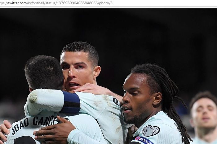 Cristiano Ronaldo lembek pada menit ke-78 usai mencetak satu gol, timnas Portugal ke puncak klasemen Grup A Kualifikasi Piala Dunia 2022.