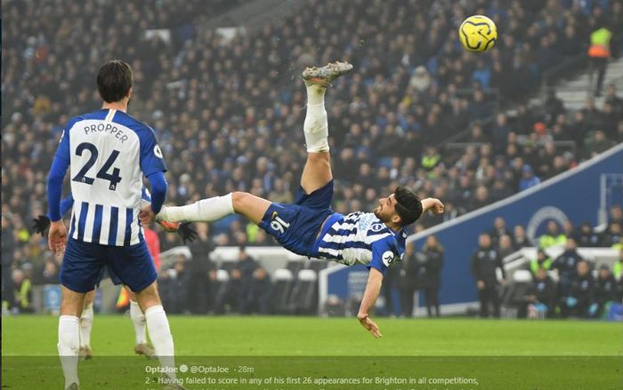 Striker Brighton &amp; Hove Albion asal Iran, Alireza Jahanbakhsh, mencetak gol ke gawang Chelsea.