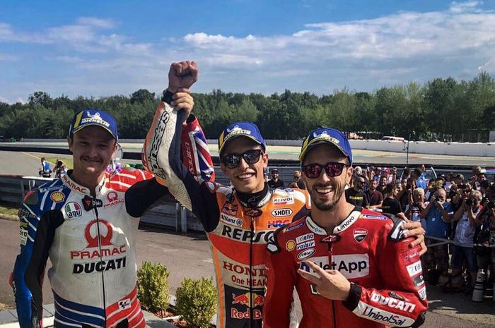 Pembalap Repsol Honda, Marc Marquez (tengah), berpose bersama para pengisi podium MotoGP Republik Ceska 2019, Andrea Dovizioso (kanan) dari tim Ducati dan Jack Miller (kiri) yang membela tim Pramac Ducati.
