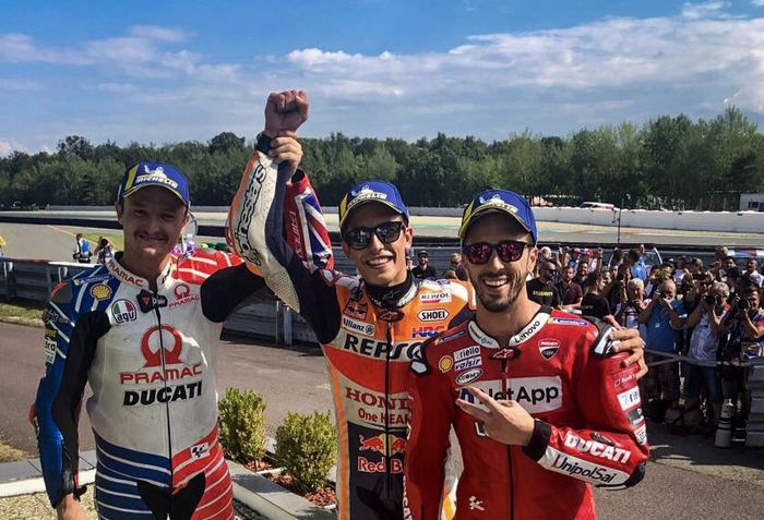 Pembalap Repsol Honda, Marc Marquez (tengah), berpose bersama para pengisi podium MotoGP Republik Ceska 2019, Andrea Dovizioso (kanan) dari tim Ducati dan Jack Miller (kiri) yang membela tim Pramac Ducati.