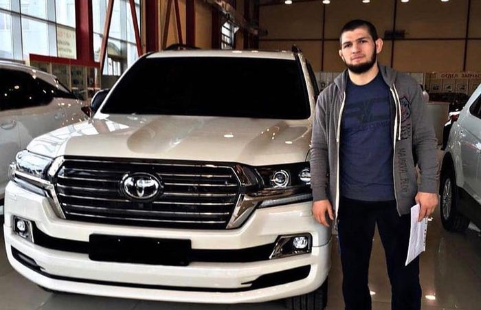 Khabib Nurmagomedov berpose di samping mobil Land Cruiser J200