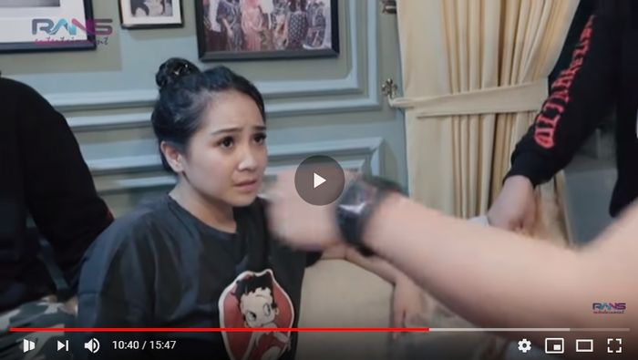Ekspresi panik Gigi saat suaminya pingsan