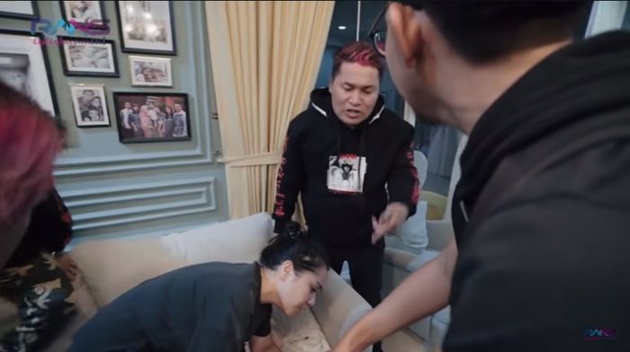 Nagita mencoba membangunkan suaminya