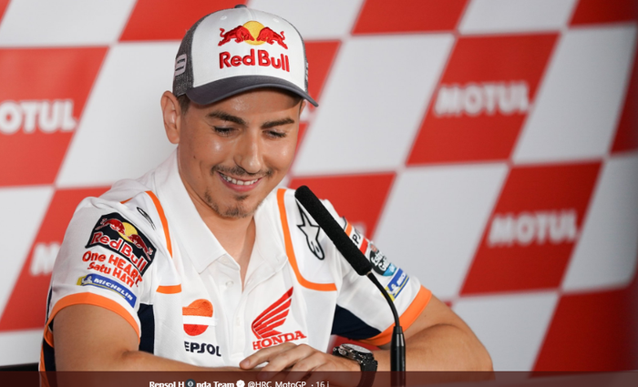 Momen saat pembalap Repsol Honda, Jorge Lorenzo, mengumumkan keputusannya untuk pensiun di Sirkuit Ricardo Tormo, Valencia, Kamis (14/11/2019)