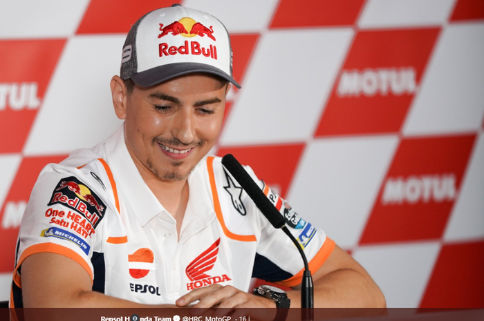 Momen saat pembalap Repsol Honda, Jorge Lorenzo, mengumumkan keputusannya untuk pensiun di Sirkuit Ricardo Tormo, Valencia, Kamis (14/11/2019)