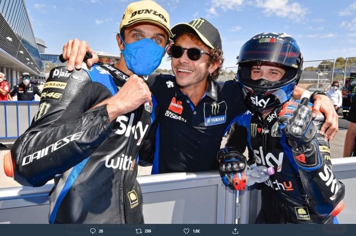 Valentino Rossi (tengah) bersama dua pembalap Sky Racing Team, Luca Marini (kiri) dan Marco Bezzecchi.