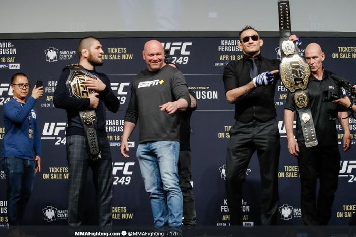 Khabib Nurmagomedov (kedua dari kiri) dan Tony Ferguson (berkaca mata) dalam konferensi pers jelang duel UFC 249 silam.