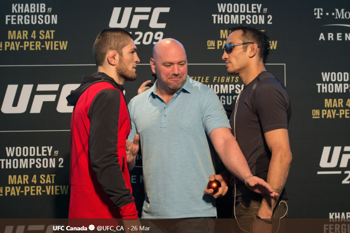 Khabib Nurmagomedov (kiri), Dana White (tengah), dan Tony Ferguson (kanan) saat melakoni staredown pada ajang UFC 209 silam.