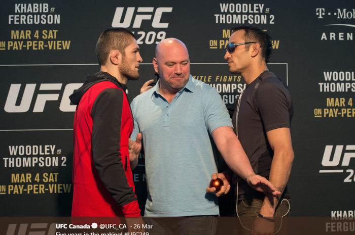 Khabib Nurmagomedov (kiri), Dana White (tengah), dan Tony Ferguson (kanan) saat melakoni staredown UFC 209 yang akhirnya duel batal digelar.