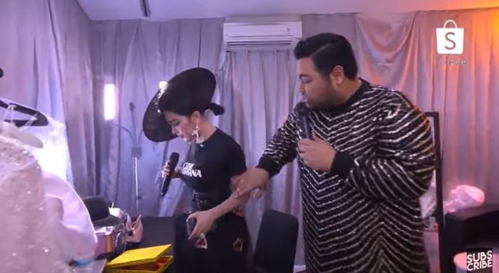 Syahrini miliki ruangan tersendiri di blakang panggung.