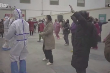 Tangkapan layar suasana staf rumah sakit  di Wuhan menari bersama para pasien virus corona.