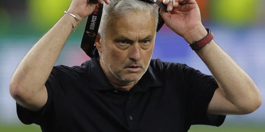 Cara Unik Mourinho Protes Wasit, Taruh Laptop di Depan Kamera TV Penyiar