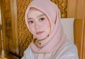 Lesty Kejora Terciduk Lagi Asyik Nyeder di Tangga, Netizen Malah Soroti Caption dan Sandalnya, Ada Apa?