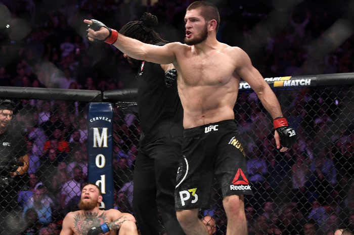 Khabib Nurmagomedov (berdiri) berhasil memenangkan pertarungan melawan Conor McGregor pada ajang UFC 229 di Las Vegas, Amerika Serikat, 6 Oktober 2018.