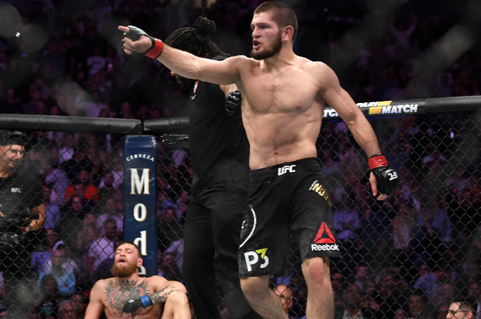 Khabib Nurmagomedov (berdiri) berhasil memenangkan pertarungan melawan Conor McGregor pada ajang UFC 229 di Las Vegas, Amerika Serikat, 6 Oktober 2018.