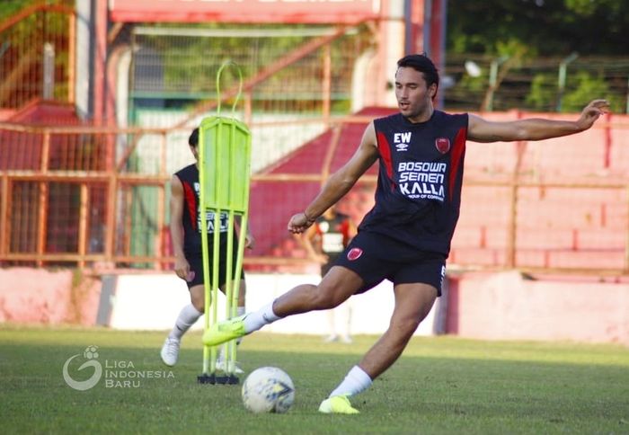 Pemain PSM Makassar, Ezra Walian, saat menjalani latihan perdana di Stadion Andi Mattalatta, Kota Makassar, pada Minggu (8/9/2019).