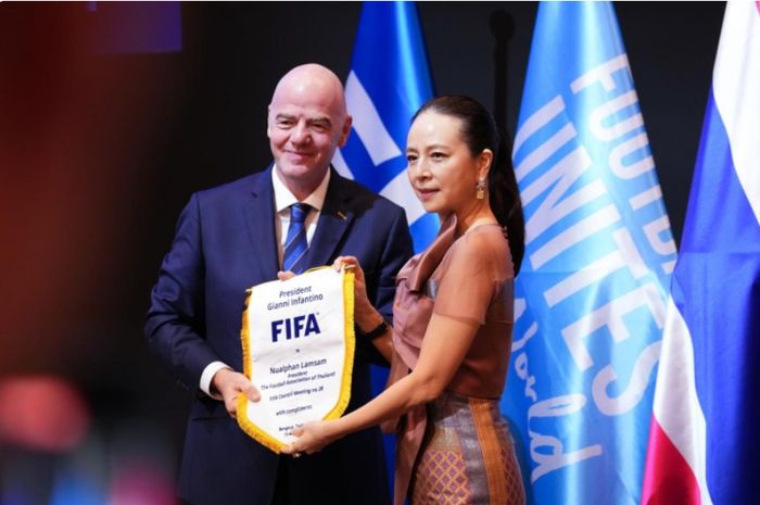 Presiden FIFA Gianni Infantino memberikan bendera cendera mata kepada Presiden Asosiasi Sepak Bola Thailand Nualphan Lamsam dalam pembukaan Kongres FIFA Ke-74 di Bangkok, Rabu (15/5/2024).