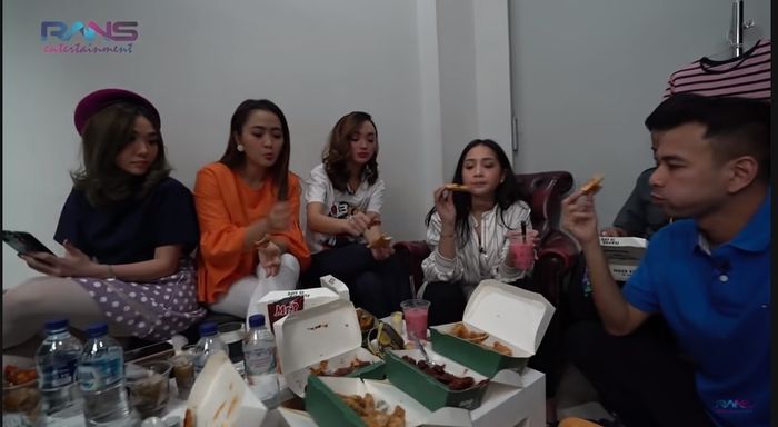 Zaskia Gotik berada di sebelah Nagita Slavina