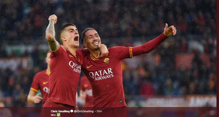 Chris Smalling berselebrasi dengan Gianluca Mancini saat AS Roma mengalahkan Brescia 3-0 di Stadio Olimpico Roma, Minggu (24/11/2019).