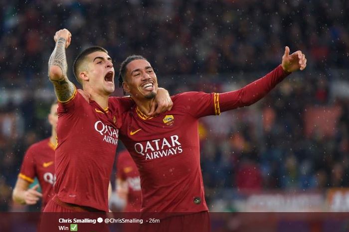 Chris Smalling berselebrasi dengan Gianluca Mancini saat AS Roma mengalahkan Brescia 3-0 di Stadio Olimpico Roma, Minggu (24/11/2019).