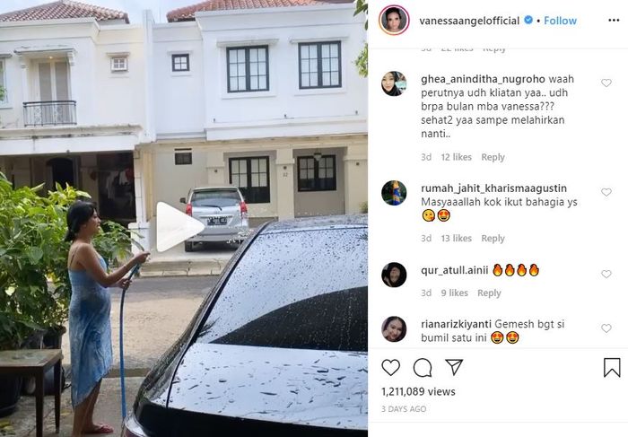 Vanessa Angel saat cuci mobil