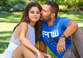 Selena Gomez Terlihat Dicium Pipinya Oleh Seorang Cowok. Siapakah Dia?