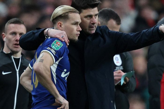 Mauricio Pochettino saat berbicara dengan Mykhailo Mudryk pada final Piala Liga Inggris melawan Liverpool di Wembley, London (25/2/2024).