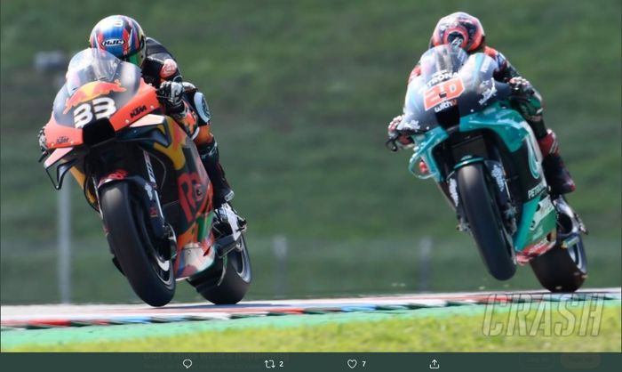 Fabio Quartararo (20) saat terlibat duel dengan Brad Binder (33) di sebuah perlombaan.