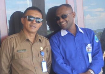 Foto Bupati Fakfak Gotong Royong Bangun Gereja Jadi Sorotan, Sang Pejabat Nyaris Hilang di Tengah Laut Usai Sambut Jokowi