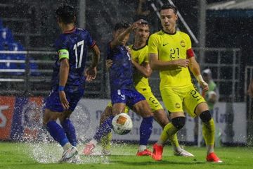Kapten Timnas Malaysia Dion Cools (kanan) berebut bola dengan pemain Laos dalam uji coba FIFA Days di PAT Stadium, Bangkok, Thailand, 14 November 2024..