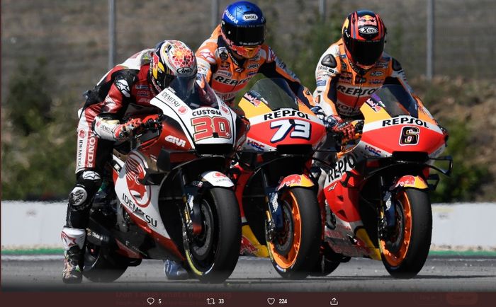 Duo pembalap Repsol Honda, Alex Marquez (tengah) dan Stefan Bradl (paling kanan) saat tampil di MotoGP Republik Ceska 2020.