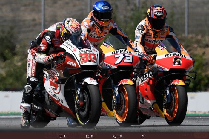 Duo pembalap Repsol Honda, Alex Marquez (tengah) dan Stefan Bradl (paling kanan) saat tampil di MotoGP Republik Ceska 2020.