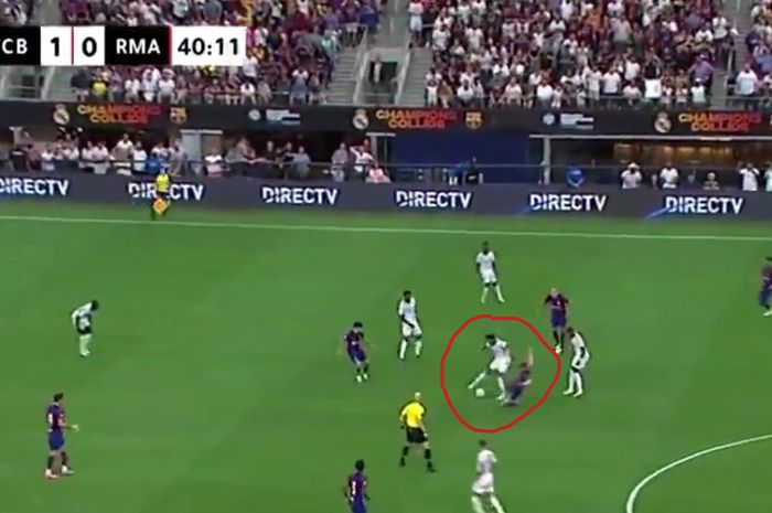 Tekel brutal Frenkie de Jong terhadap Eder Militao warnai laga Barcelona vs Real Madrid dalam El Clasico pada partai uji coba pramusim di Texas (29/7/2023).