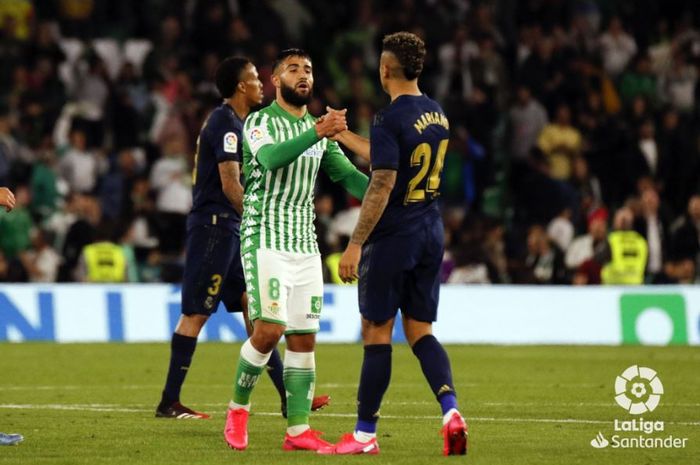 Striker Real Madrid, Mariano (kanan) bersalaman dengan gelandang Real Betis, Nabil Fekir seusai kedua tim bertanding pada pekan ke-27 Liga Spanyol, Senin (9/3/2020) dini hari WIB.